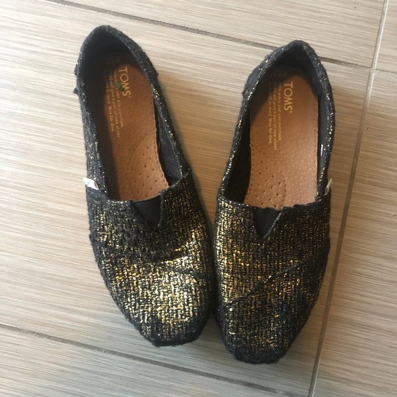 black and gold toms